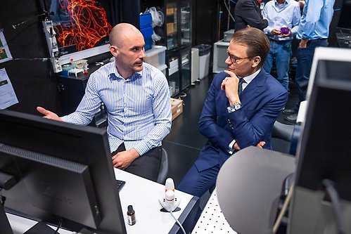 Prins Daniel tillsammans med David Unnersjö-Jess, teknologie doktor och utvecklare av optisk 3D-njurpatologi som doktorand vid Kungl. Tekniska högskolan. 
