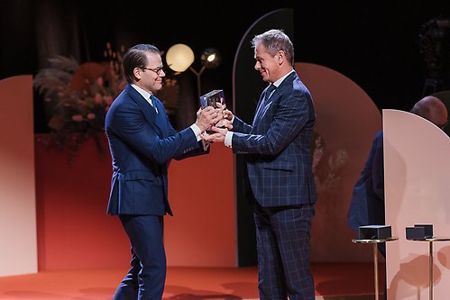Prins Daniel sitter med i ”Visa vägen-juryn” och delade ut priset ”Årets arbetsgivare” till företaget Inpacs verkställande direktör Henrik Nyberg. 