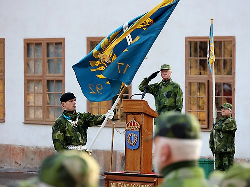 Kungen hälsar Militärhögskolan Karlbergs nya fana i samband med en ceremoni utanför Karlbergs slott i Solna. 