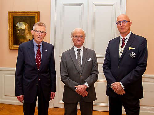 Kungen tillsammans med Lennart Ahlgren och Rajne Söderberg från centralföreningen för idrottens främjande. 