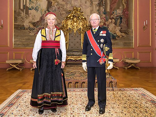 Den norska ambassadören Aud Kolberg välkomnas av Kungen. Kungen bar under audiensen S:t Olavsordens storkors. 