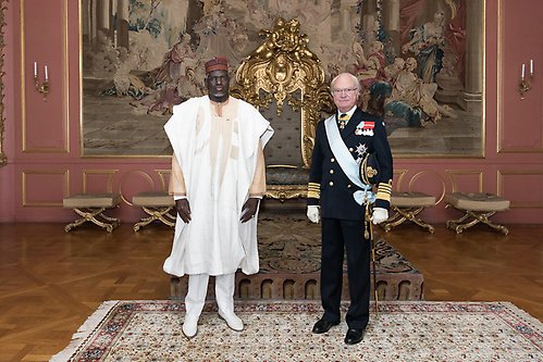 Kungen tillsammans med ambassadör Bukar Buni Hamman från Nigeria. 