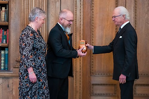 Kungen delar ut priset ”Årets mjölkbonde 2021” till Katarina och Anders Nilsson från Skråmered Våxtorp i Hallands län.
