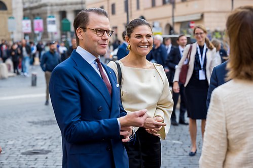 Kronprinsessan invigde en svensk utställning, ”Images that change the world”, på ett centralt torg i Rom på temat mångfald och jämställdhet. 