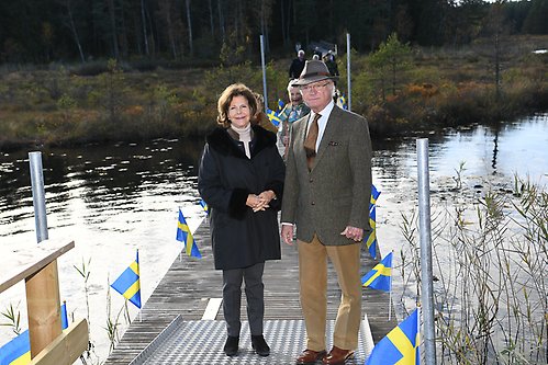 Kungaparet vid den nyinvigda och tillgänglighetanpassade delen av Sörmlandsleden.