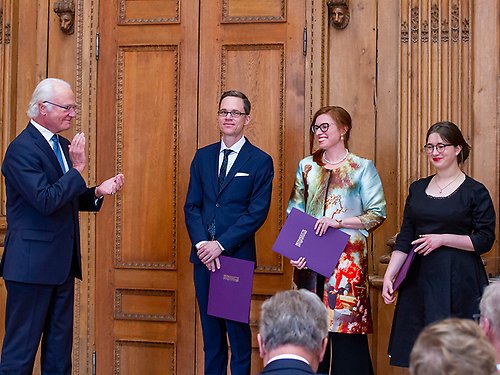 Kungen gratulerar Vitterhetsakademiens stipendiater Svante Landgraf, Annie Burman och Petra Dotlačilová. 