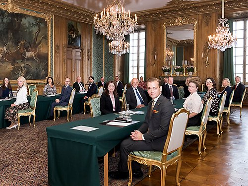 Kungen och Kronprinsessan tillsammans med delar av regeringen vid dagens informationskonselj.