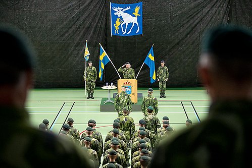Kungen hälsar på Norrlands dragonregemente vid återinrättningsceremonin i Arvidsjaur. 