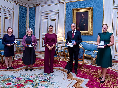 Kronprinsessan tillsammans med 2020 och 2021 års mottagare av Landstormsfondens förtjänstmedalj. 