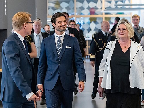 Prins Carl Philip och vikarierande landshövdingen Helena Morgonsköld tillsammans med rektor Mats Wiberg vid besöket på Blekinge Tekniska Högskola. 