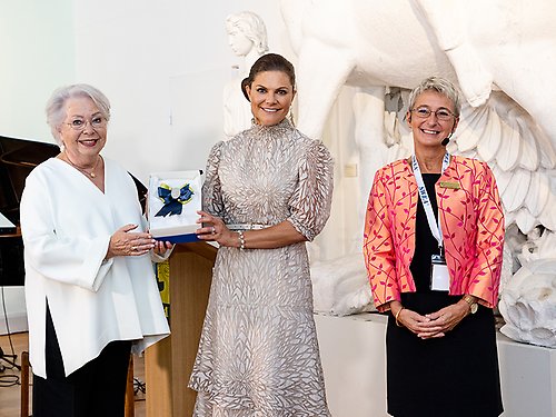 Kronprinsessan tar emot SWEA:s utmärkelse Årets svenska kvinna 2021 från SWEA:s hedersordförande Prinsessan Christina, Fru Magnuson och ordförande Suzanne Southard.