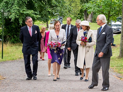 Kungaparet på väg till prins Eugens grav tillsammans med bland andra Hans Dyhlén, ordförande i Waldemarsuddes vänförening och Karin Sidén, överintendent och museichef vid Waldemarsudde.