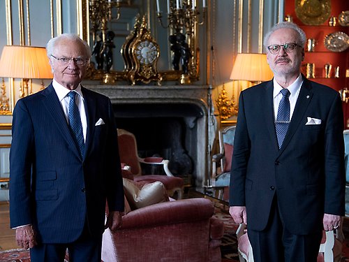 Kungen tar emot Lettlands president Egils Levits i Prinsessan Sibyllas våning på Kungliga slottet. 