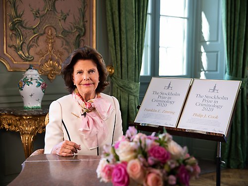 Drottningen med pristagarnas diplom på Drottningholms slott. 