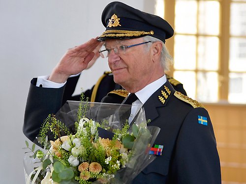 H.M. Konungen gratuleras av Försvarsmakten vid en mindre ceremoni i Kungliga slottets östra slottsvalv.