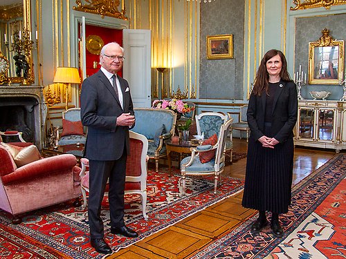 Kungen tillsammans statsrådet Märta Stenevi vid företrädet på Kungliga slottet. 