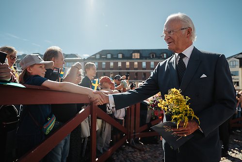 Kungen hälsar på länsborna vid Stora torget i Falun. 