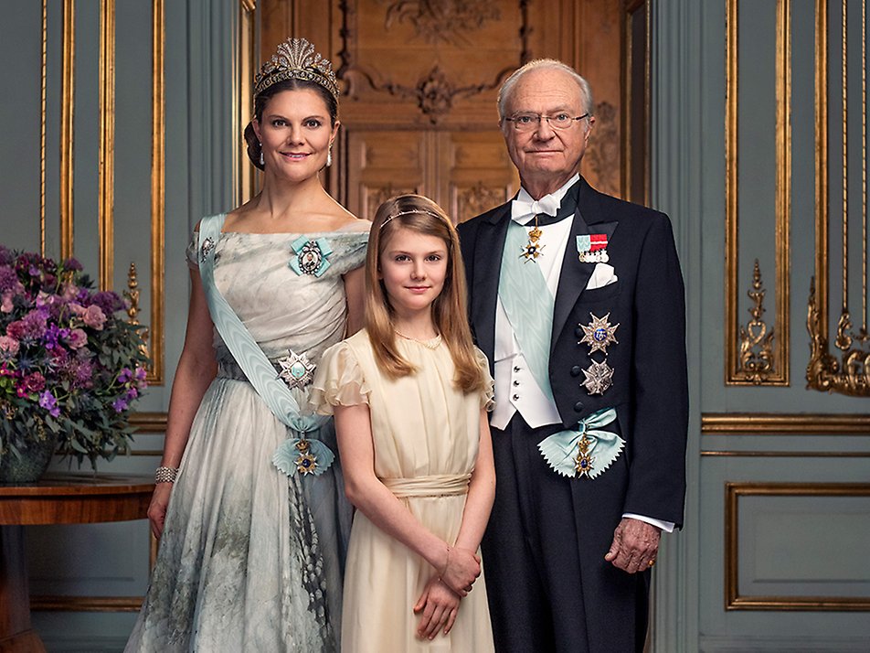 Hänen majesteettinsa kuningas Kaarle XVI Kustaa, hänen kuninkaallinen korkeutensa, kruununprinsessa Victoria ja hänen kuninkaallinen korkeutensa, prinsessa Estelle.