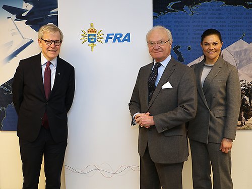 Försvarets radioanstalts generaldirektör Björn Lyrvall tog emot Kungen och Kronprinsessan vid FRA:s huvudkontor. 