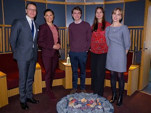 Kronprinsessparet tillsammans med studenterna Douglas Bengtsson, Tindra Hedlund och Lovisa Bergdahl.