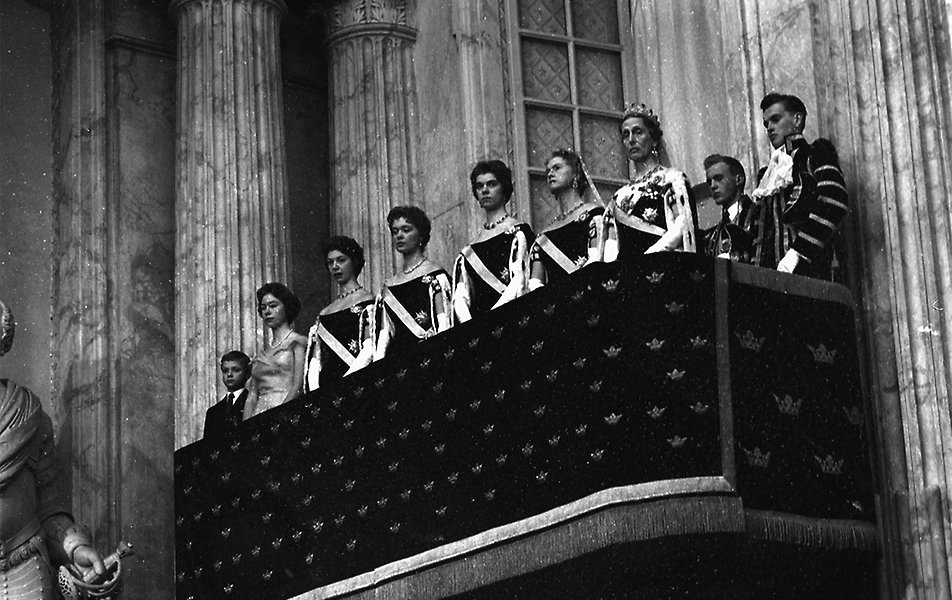 Riksdagens öppnande 1 januari 1958, Rikssalen på Kungliga slottet. På Drottningläktaren syntes från höger drottning Louise, prinsessorna Sibylla, Margaretha, Birgitta, Desirée, Christina och kronprins Carl Gustaf.