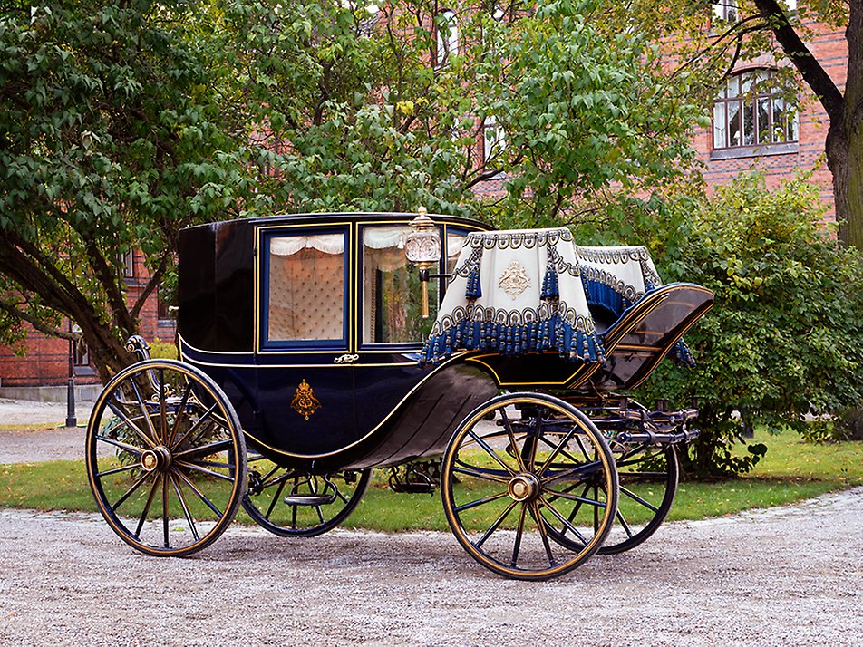 Karl XV Paradkupé används idag som följevagn till Sjuglasvagnen vid audienser och inkommande statsbesök.