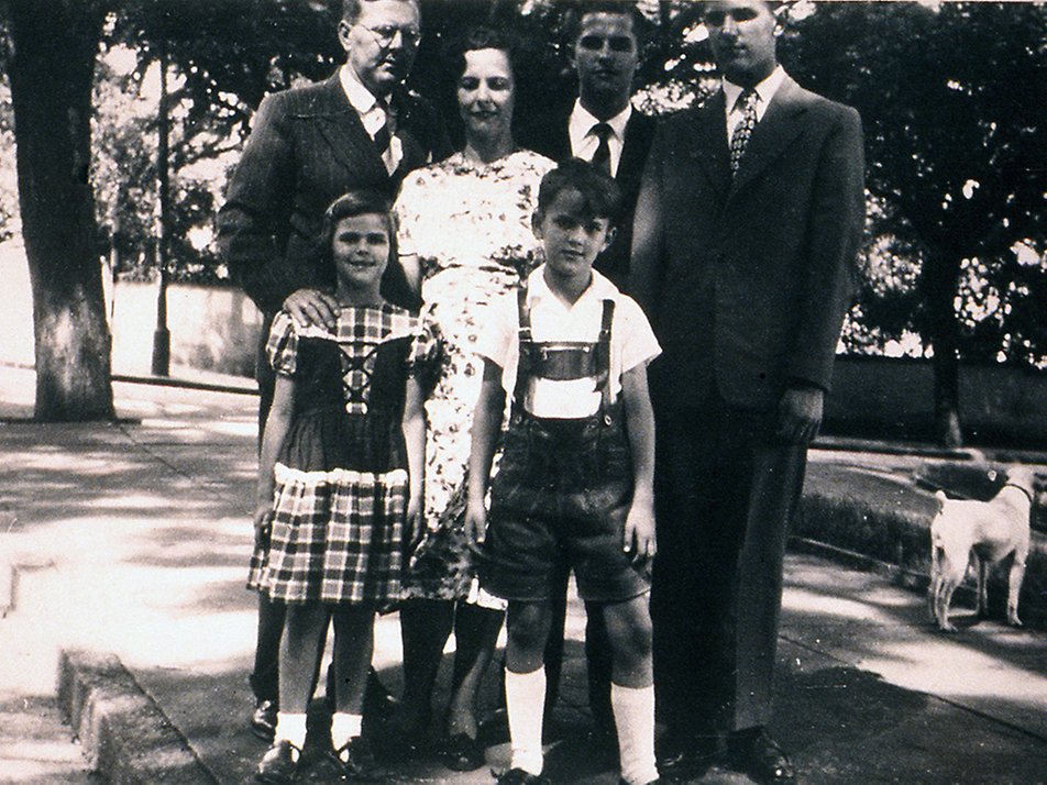 The Queen with her parents and bothers. 