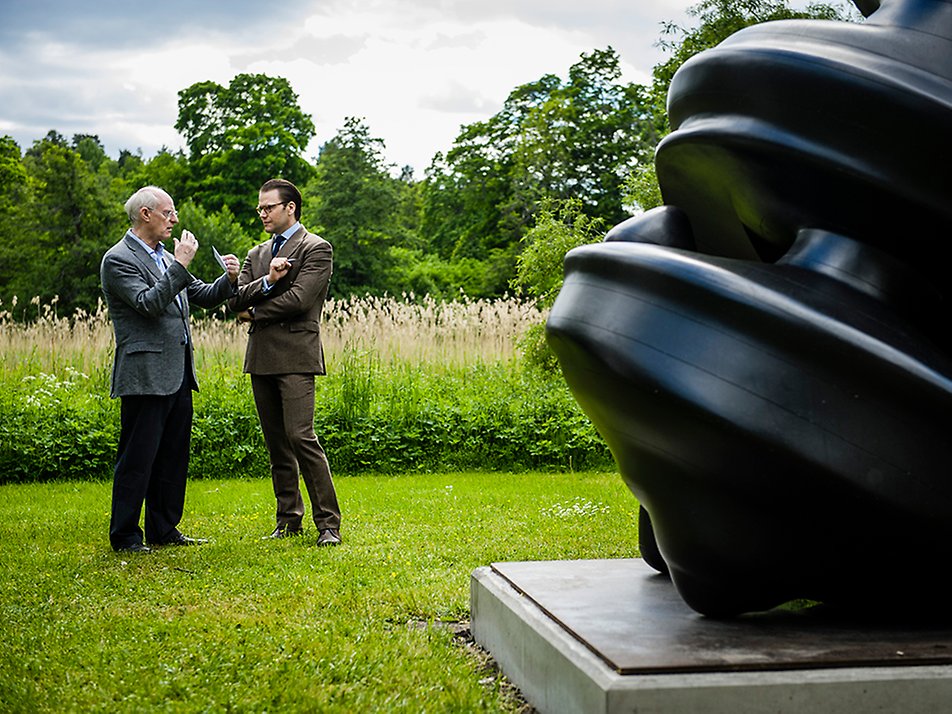 Prins Daniel och konstnären Tony Cragg vid invigningen av skulpturutställningen "Tony Cragg på Djurgården" år 2016.