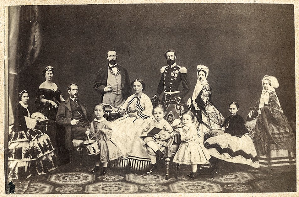 Fotomontage av den kungliga familjen 1864, prinsessan Eugenie, drottning Louise, prins August, Carl XV, prinsessan Teresia, Oskar II, drottning Sofia, prinsessan Louisa, drottning Josefina, prins Gustaf, prins Oscar, prins Carl.