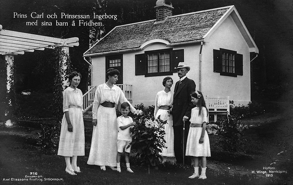 Prins Carl och prinsessan Ingeborg med familjen vid lekstugan på sommarresidenset Villa Fridhem i Kolmården, Östergötland. 