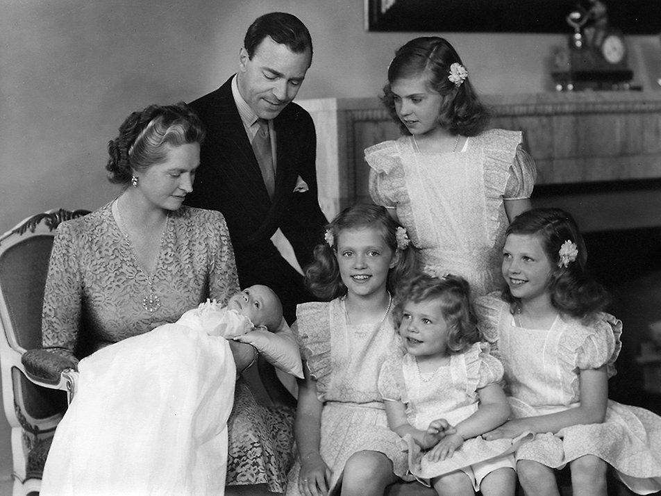 A portrait of the heir to the throne and his family, 1946. From left: Princess Sibylla with the young prince, Heir Apparent Gustaf Adolf, Princess Margaretha (standing), Princess Birgitta, Princess Christina and Princess Désirée. 