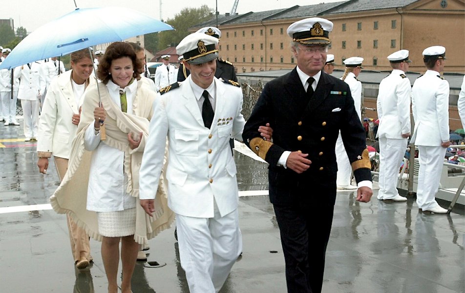 Prins Carl Philip kommer hem med HMS Carlskrona efter två månader till sjöss. Han möttes av övriga i Kungafamiljen i Karlskrona.