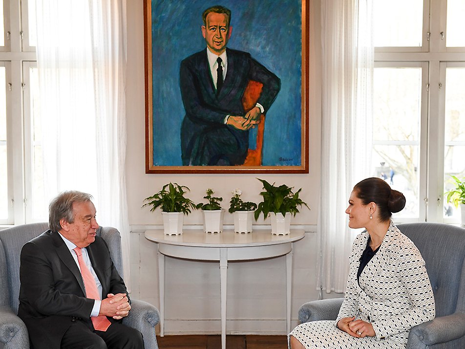 The Crown Princess speaks with UN Secretary-General António Guterres. 