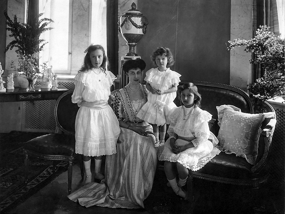 Prinsessan Ingeborg med barnen Margaretha, Astrid och Märtha. Bilden är tagen 1909. 
