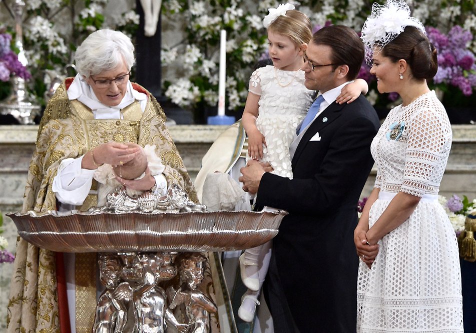 Ärkebiskop Antje Jackelén och Kronprinsessfamiljen vid Prins Oscars dop i Slottskyrkan 27 maj 2016. 