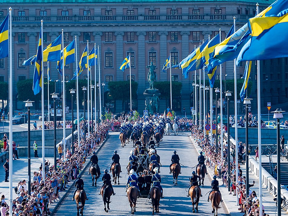 Kortegen med Kungafamiljen är på väg mot Skansen för att fira Sveriges nationaldag.