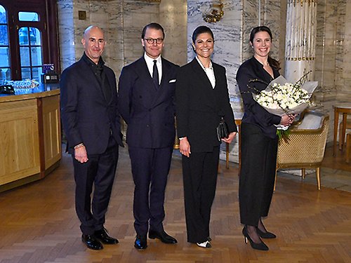 Kronprinsessparet och Micael Bindefeld tillsammans med Anna Florén, mottagare av Micael Bindefelds stipendium till minne av Förintelsen. 