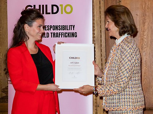 The Queen presents the Child10 Award till Zandra Kanakaris, Secretary General of Ellencentret. 