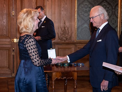 Actor Pia Johansson receives the Litteris et Artibus medal from The King.