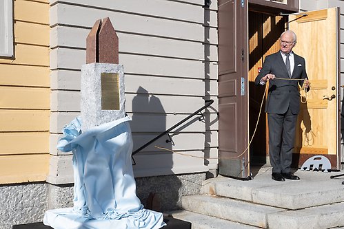 In Piteå, The King unveiled the sculpture Kastal, which was produced in connection with the city's 400th anniversary to mark 100 years of Swedish democracy. 