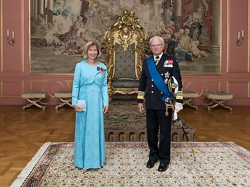 Ambassador Maimo Henriksson from Finland is welcomed by The King, who wore the Grand Cross of the Finnish Order of the White Rose during the audience. 