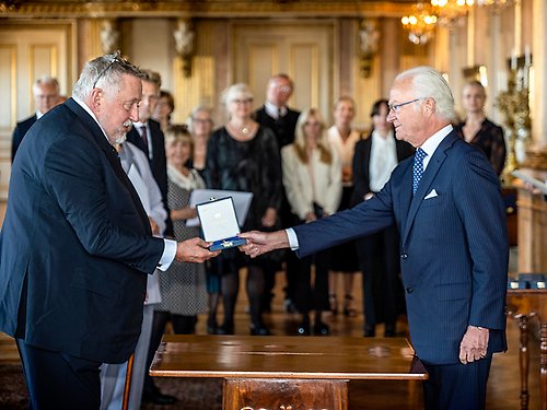 Writer and professor Leif GW Persson receives his medal for outstanding educational contributions as a criminologist. 