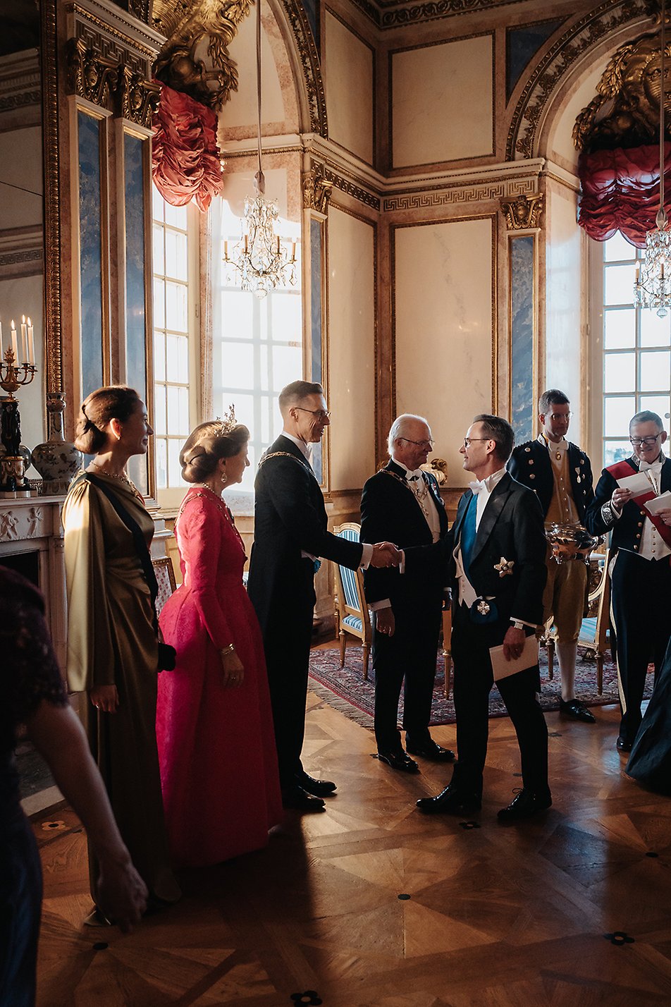 President Stubb hälsar på statsminister Ulf Kristersson vid hälsningsceremonin i slottets festsal Vita Havet.