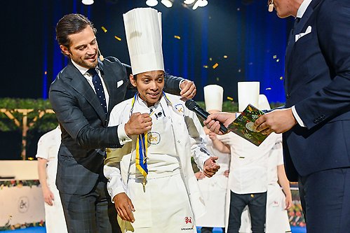 Prins Carl Philip delar ut guldmedalj till Jessie Sommarström, vinnare i Årets kock 2022.