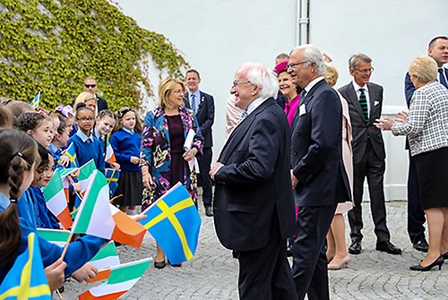 Kungen och Irlands president Michael D. Higgins vid välkomstceremonin utanför presidentens palats. 