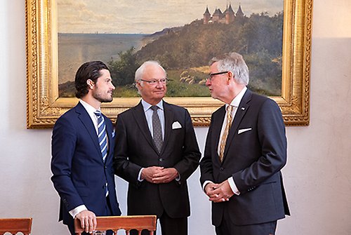 Kungen och Prins Carl Philip tog emot Försvarsberedningens ordförande Björn von Sydow vid ett företräde på Kungliga slottet. 