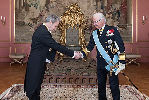 Kungen tar emot Litauens ambassadör Giedrius Čekuolis på Kungliga slottet. Under audiensen bar Kungen litauiska Vytautas den Stores orden. 