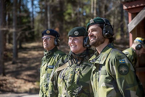 Prins Carl Philip på Livgardets regemente i Kungsängen tillsammans med Kungens stabschef Jan Salestrand och chefen för Livgardet överste Laura Swaan Wrede. 