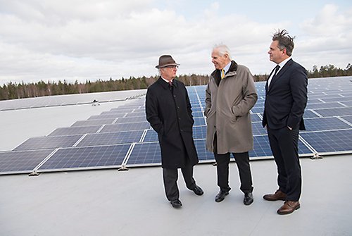 Kungen, tillsammans med Anders Wall, ordförande i Morgongåva företagspark samt Pär Svärdson, verkställande direktör i e-handelsapoteket Apotea, besöker Sveriges största solcellsanläggning på tak på Apoteas logistikcenter i Morgongåva. 
