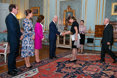 Kungaparet och Kronprinsessparet tar emot Lettlands ambassadör Ilze Ruse i Prinsessan Sibyllas våning.